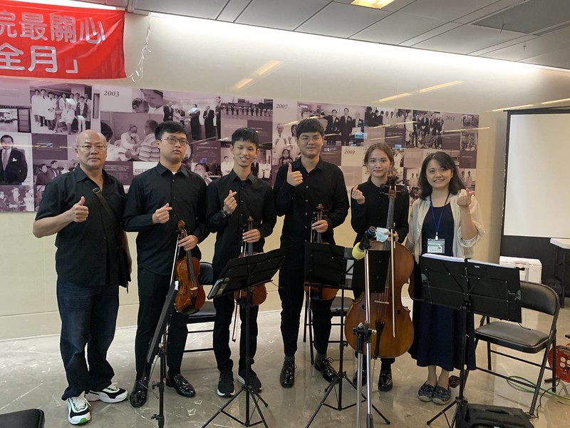 YZU string club performs at Far Eastern Memorial Hospital, warming dementia patients with music 