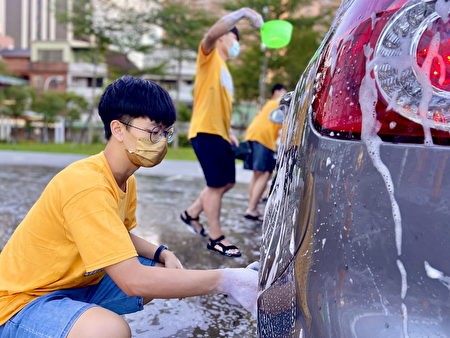 【課程活動】用愛心募善款 元智學生洗車接力賽